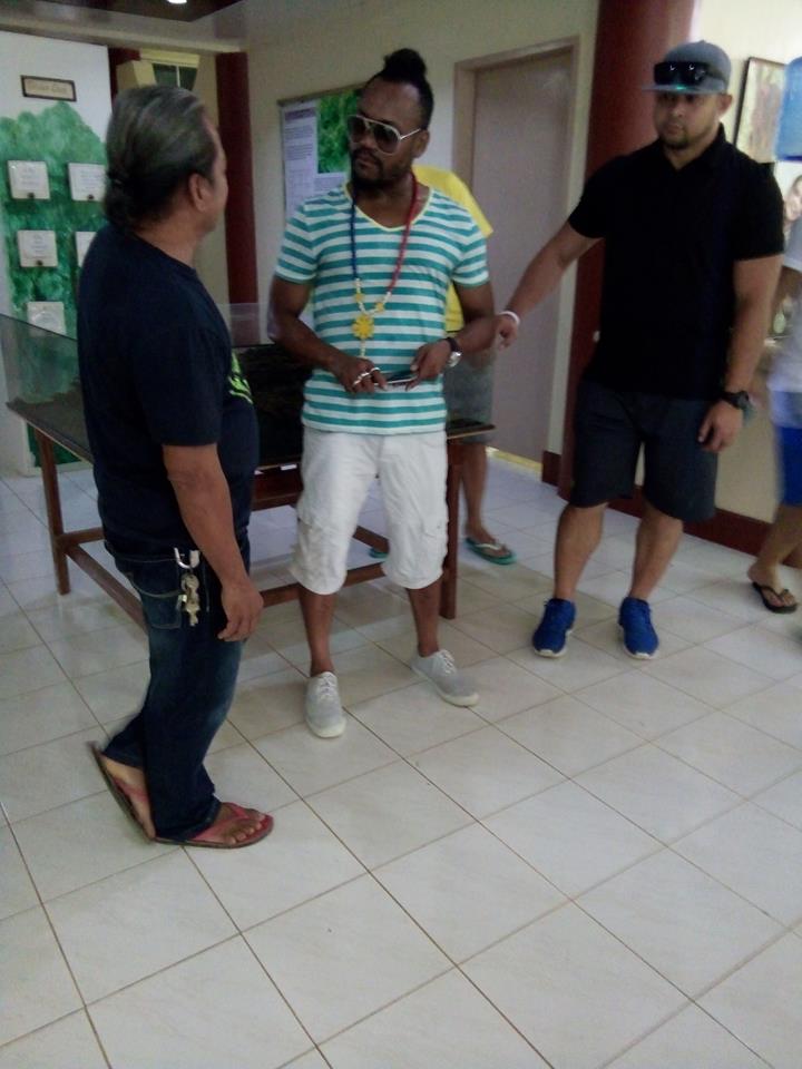Carlito Pizarras, tarsier expert, answering Apple D’ap’s questions about the foundation and the tarsiers